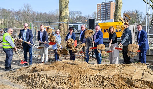 Vertreterinnen und Vertreter aus Stadtverwaltung, Servicebetriebe Oberhausen, der Gesamtschule sowie  des Architekturbüros beim symbolischen Spatenstich (Foto: Stadt Oberhausen/Tom Thöne)