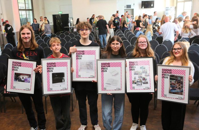 Die Preisträgerinnen und Preisträger des diesjährigen Jugendkulturpreises: (v.l.) Laurin Richarzhagen, Niklas Kramer, Leif Schätzmüller, Merle Schraven, Laura Thöne als Vertreterin der Glück-Auf-Schule und Darya Bakanova (Foto: Stadt Oberhausen/Carsten Walden)