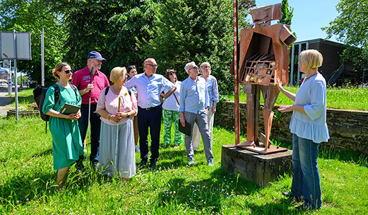 Bei der Vorstellung der KunstTour schauten sich die Beteiligten die Kunstwerke an. Foto: Stadt Oberhausen/Tour