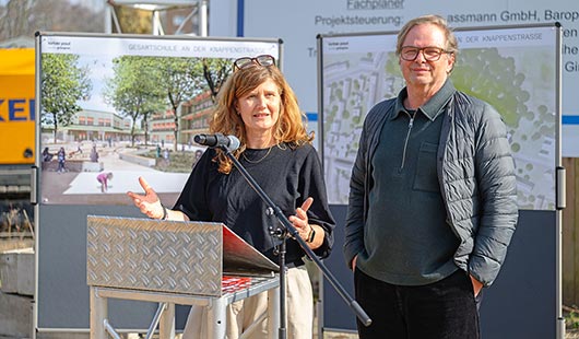 Annette Paul und Gert Lorber, Architekt/in und Stadtplaner/in BDA von Lorber Paul Architekten GmbH, erläutern die Leitidee der Planung. Foto: Stadt Oberhausen/Tom Thöne