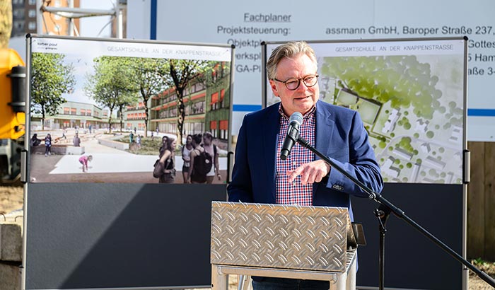 Oberbürgermeister Thorsten Berg stellt die Bedeutung des Schulneubaus in seiner kurzen Rede in den Vordergrund. Foto: Stadt Oberhausen/Tom Thöne