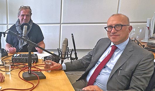 Beim Podcast „Kultur ist mehr als Unterhaltung“ sprechen Sophia Klein und Volker Köster mit dem Beigeordneten Apostolos Tsalastras (Quelle: Stadt Oberhausen)