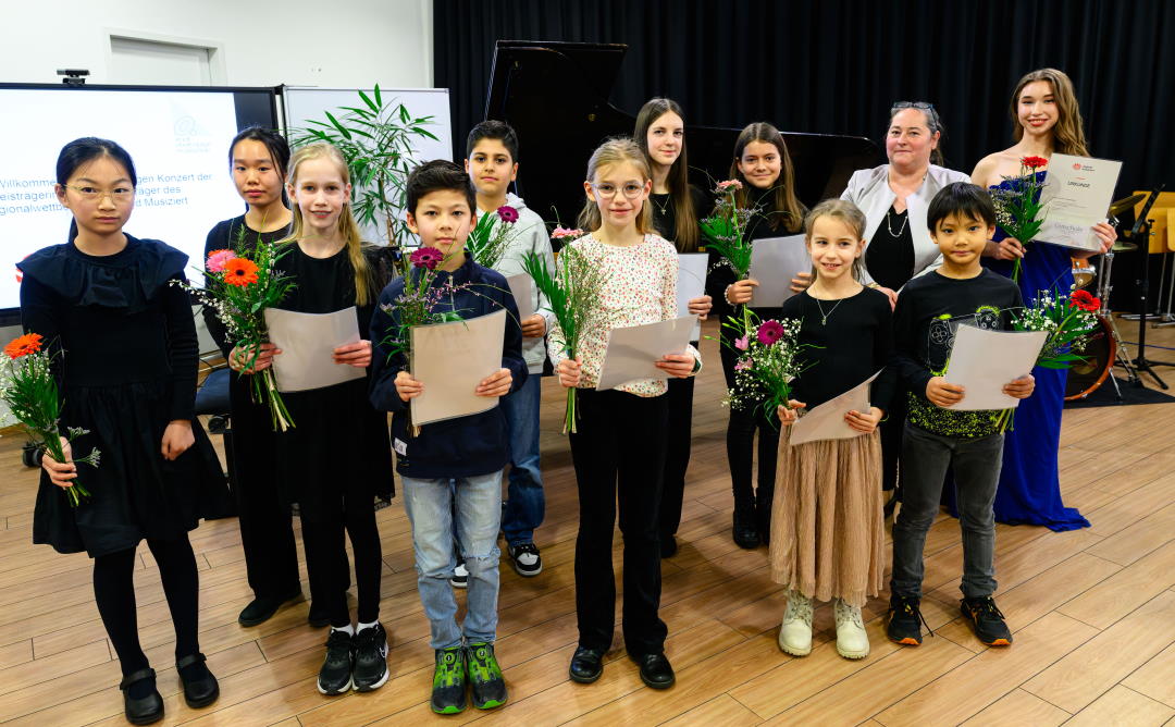 Bürgermeisterin Sonja Bongers (hinten 2. r.) mit Preisträgerinnen und Preisträgern (Foto: Stadt Oberhausen/Tom Thöne) 