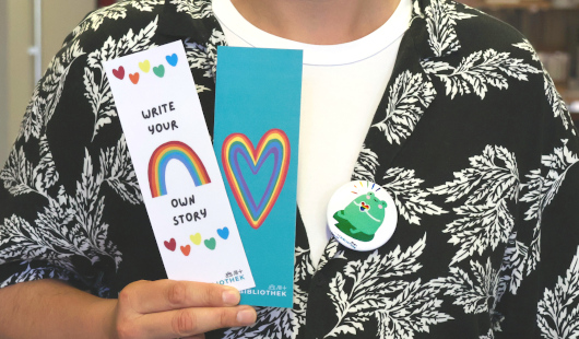 Liebevoll gestaltete Lesezeichen und Buttons zum Pride Month (Foto: Stadt Oberhausen)