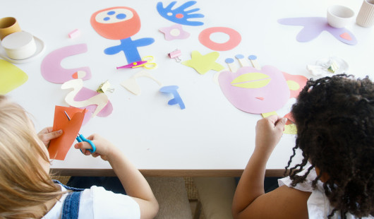 Zwei Kinderlernen spielerisch Buchstaben (Foto: Pexels.com/Artem Podrez)