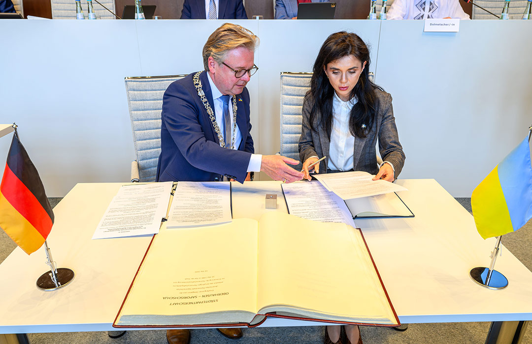 In der Ratssitzung wurde die Vereinbarung der Städtepartnerschaft durch Oberbürgermeister Thorsten Berg und Oberbürgermeisterin Rehina Khar feierlich erneuert. Die ukrainuische Delegation trug sich auch ins Goldene Buch der Stadt ein. Foto: Stadt Oberhausen/Tom Thöne