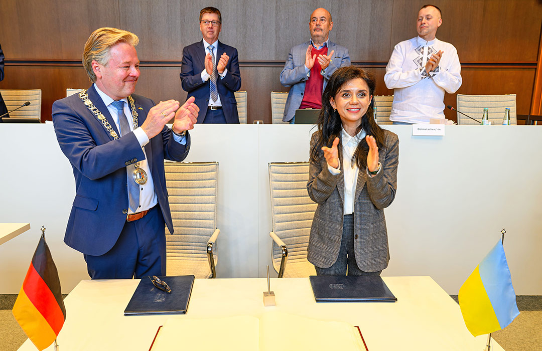 In der Ratssitzung wurde die Vereinbarung der Städtepartnerschaft durch Oberbürgermeister Thorsten Berg und Oberbürgermeisterin Rehina Khar feierlich erneuert. Die ukrainuische Delegation trug sich auch ins Goldene Buch der Stadt ein. (Foto: Stadt Oberhausen/Tom Thöne)