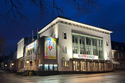 Theater Oberhausen, Fassade bei Nacht