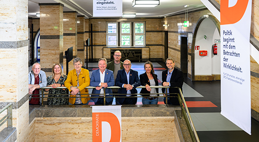 Freuen sich auf die bevorstehende Woche der Demokratie (v.l.n.r.): André Wilger, Demokratiebüro, Patricia Eikelberg, Stadt Oberhausen, Ehrenamtlicher Dirk Paasch, Oberbürgermeister Thorsten Berg, Tim Tzscheppan, Demokratiebüro, Kulturdezernent Apostolos T
