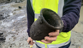 Keramik-Becher aus dem 14./15. Jahrhundert. Die Trinkgefäße heißen „Trichterhalsbecher mit Wellenfuß“. (Foto: Stadt Oberhausen)