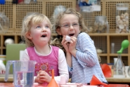 Kinder experimentieren (Foto: Thomas Ernst/Stiftung Haus der kleinen Forscher)