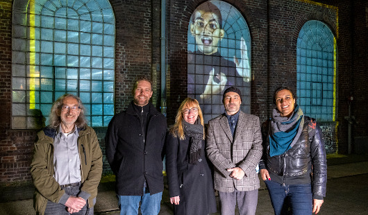 Beim Start von „Ohne Worte“ waren dabei v.li. Dr. Burkhard Zeppenfeld (LVR-Museum), Florian Bendorf (Bereich Chancengleichheit), Britta Costecki (Leiterin Bereich Chancengleichheit), der Künstler Kai Fobbe sowie Amira Bakhit (Theaterfaktorei). (Foto: Stadt Oberhausen/Tom Thöne)
