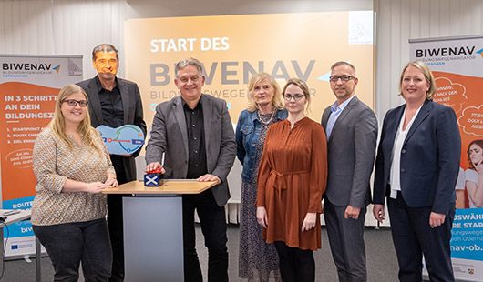 Melanie Osterland, Agentur für Arbeit, Gregor Nachtewy, Kommunale Koordinierung Düsseldorf, Jürgen Schmidt, Beigeordneter, Dr. Ute Jordan-Ecker, Leiterin Bereich Schule, Nina Bergjürgen, Michael Ringert, beide Kommunale Koordinierungsstelle, und Dörte Delberg-Ziepke, Leitung Koordinierungsstelle Übergang Schule/Beruf. (Foto: Stadt Oberhausen, Tom Thöne).