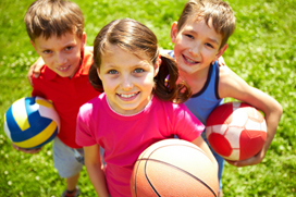 Bild: Kinder mit Bällen in der Hand, © pressmaster - Fotolia.com