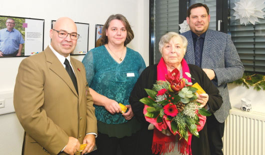 Oberbürgermeister Daniel Schranz (r.) verlieh Antonio Morcillo Alvarez, Anne Henze und Rita Ehmanns die Jubiläums-Ehrenamtskarte. 
