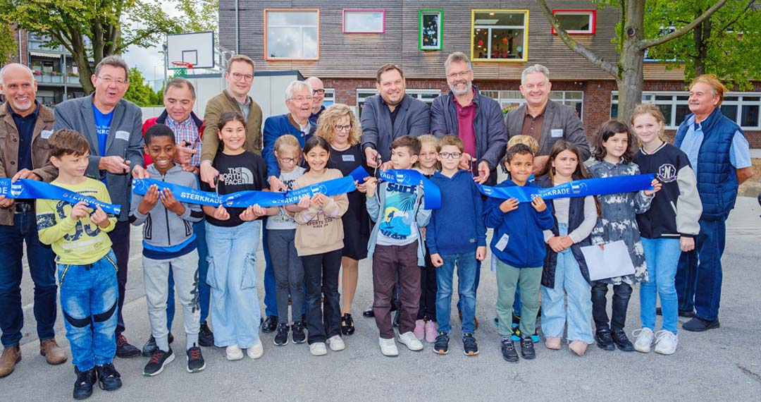 Oberbürgermeister Daniel Schranz mit weiteren Vertreterinnen und Vertretern aus Politik und Verwaltung, dem Kollegium und einigen Kindern der Steinbrinkschule