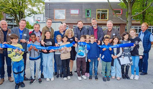 Oberbürgermeister Daniel Schranz und Bezirksbürgermeister Ulrich Real eröffnen feierlich den Hof der Steinbrinkschule