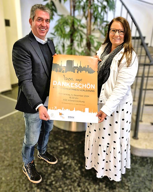 RWW-Pressesprecher Ramon Steggink und Inga Dander vom Netzwerk beo/Bereich Chancengleichheit mit dem Plakat zur Dankeschönveranstaltung. (Foto: Stadt Oberhausen)