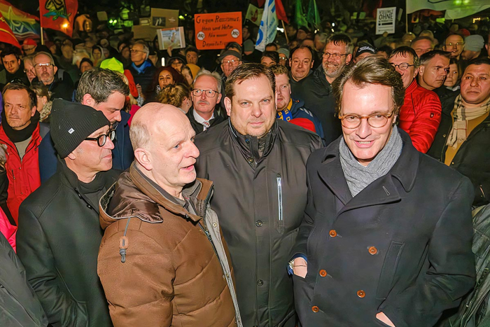 Ministerpräsident Hendrik Wüst demonstriert in Oberhausen