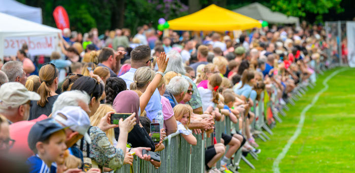 Besucher/innen beim Schulwaldlauf 2024