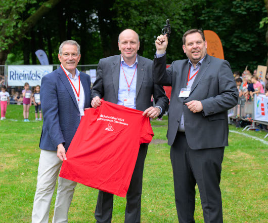 V.r. Oberbürgermeister Daniel Schranz, der Vorstandsvorsitzende der Stadtsparkasse Oberhausen, Oliver Mebus, und der Präsident des Stadtsportbundes, Manfred Gregorius