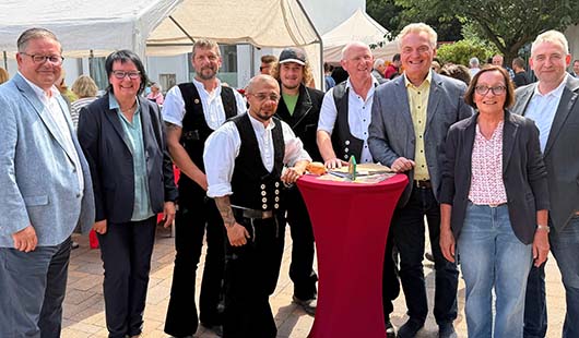 v.l.n.r.: Bürgermeister Werner Nakot, Martina Herrmann, Leiterin der Senioreneinrichtung Haus Gottesdank, an der Richtkranzzeremonie beteiligte Zimmermänner, Bürgermeister Manfred Flore, Heike Lengeling, Vorsitzende der evangelischen Frauenhilfe Friedensk