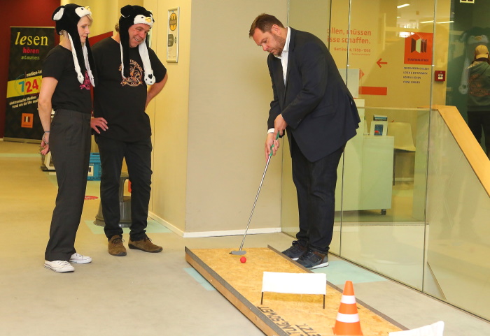 Oberbürgermeister Daniel Schranz beim klassischen Minigolf in der Stadtbibliothek. Foto: Stadt Oberhausen/Carsten Walden