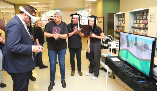 Oberbürgermeister Daniel Schranz mit Virtual-Reality-Brille beim Minigolf-Triathlon Weltpokal. Foto: Stadt Oberhausen/Carsten Walden