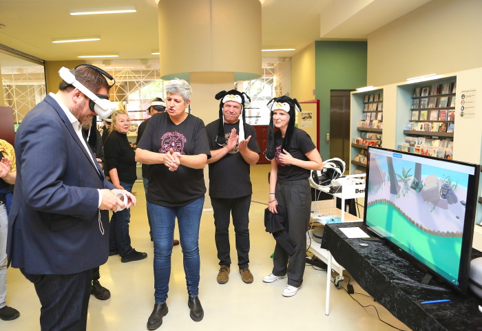 Oberbürgermeister Daniel Schranz mit Virtual-Reality-Brille beim Minigolf-Triathlon Weltpokal. Foto: Stadt Oberhausen/Carsten Walden