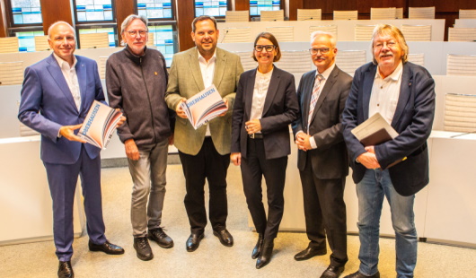 v. li.: Oliver Mebus, Vorstand Stadtsparkasse, Jürgen Schnug, schnugmedia, Oberbürgermeister Daniel Schranz, Anja Merl, Sponsoring, Thomas Gäng, Vorstand Stadtsparkasse, und Gustav Wentz, Redaktion. (Foto: Stadt Oberhausen / Carsten Walden)
