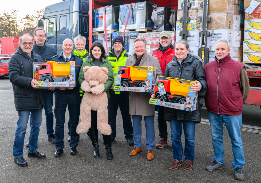 (v.l.): André auf der Heiden (Oberhausen hilft e.V.), Marc Grunenberg (Büro für Interkultur), Jörg Brandenburg (Leiter der Feuerwehr Oberhausen), Dirk Bläser (Feuerwehr Oberhausen), Monika Heirich (Firma Heirich Tief- und Straßenbau), Sascha Pohlmann (Feuerwehr Oberhausen), Oberbürgermeister Thorsten Berg, Wolfgang Heitzer und Jörg Bischoff (Oberhausen hilft e.V.), Taras Schevtschenko