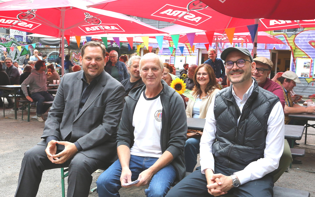v.l.n.r.: Oberbürgermeister Daniel Schranz, André Wilger und Benedict Neugebauer (beide Jugendclub Courage e.V.), Foto: Stadt Oberhausen/Carsten Walden