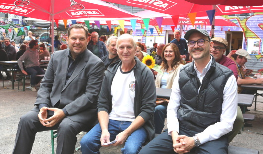 v.l.n.r.: Oberbürgermeister Daniel Schranz, André Wilger und Benedict Neugebauer (beide Jugendclub Courage e.V.), Foto: Stadt Oberhausen/Carsten Walden