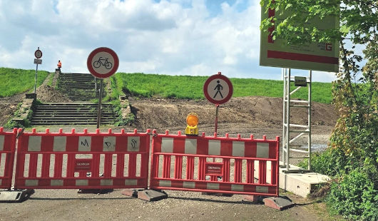 Absperrungen und Warnschilder am Ruhrdeich mitsamt Baustellenschild
