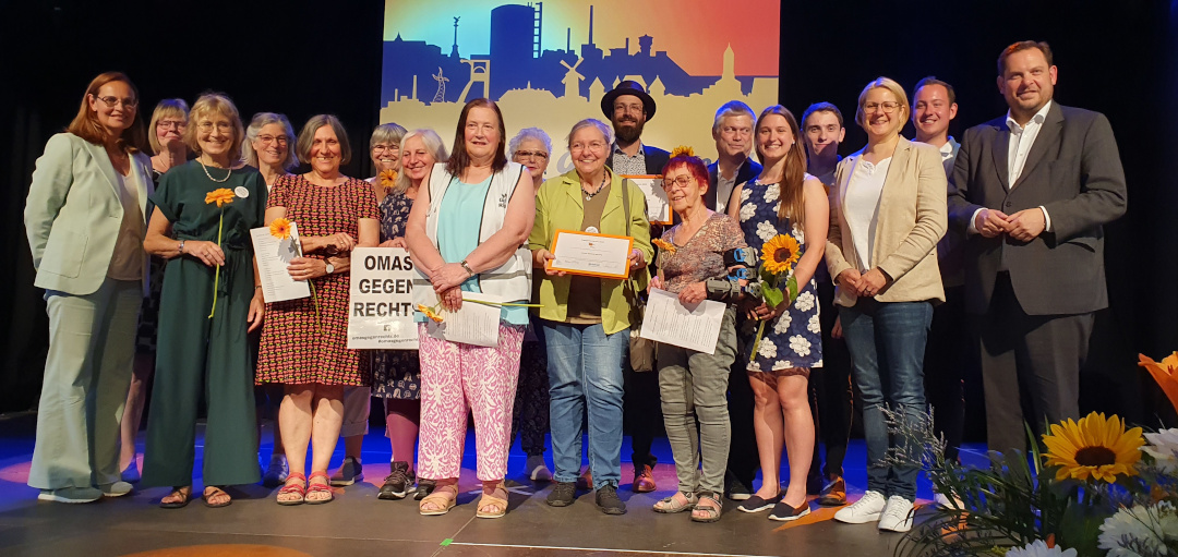 Oberbürgermeister Daniel Schranz mit den Laudatorinnen und Laudatoren sowie den Gewinnerinnen und Gewinnern des Abends. Foto: Stadt Oberhausen
