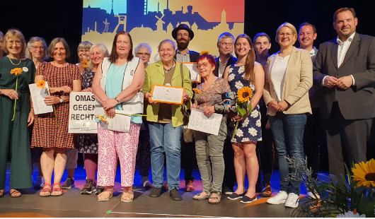 Oberbürgermeister Daniel Schranz mit den Laudatorinnen und Laudatoren sowie den Gewinnerinnen und Gewinnern des Abends. Foto: Stadt Oberhausen