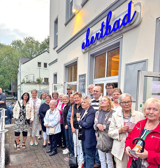 Zum Abschluss des Abends versammelten sich die Teilnehmerinnen und Teilnehmer vor dem Eingang des Ebertbads – ein Symbol für gelebte Gemeinschaft und gelungene Inklusion im Alter. (Foto: Stadt Oberhausen)