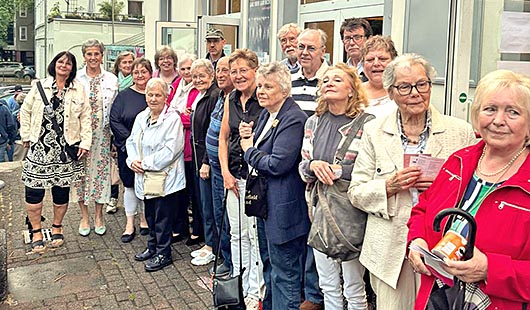 Zum Abschluss des Abends versammelten sich die Teilnehmerinnen und Teilnehmer vor dem Eingang des Ebertbads – ein Symbol für gelebte Gemeinschaft und gelungene Inklusion im Alter. (Foto: Stadt Oberhausen)