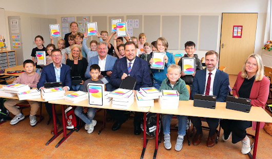 Beispielhaft für alle Schulen in Oberhausen übergab Oberbürgermeister Daniel Schranz neue mobile Endgeräte an der Robert-Koch-Schule. 