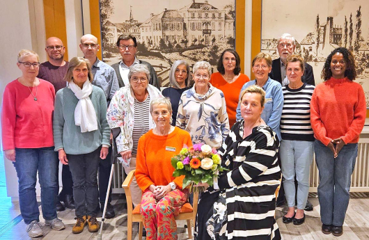 Mathilde Horsthemke, Koordinatorin Gesellschaft leben - Vera Höger, Koordinatorin Quartiersbüro Mitte/Styrum; hinten: Ehrenamtliche Mitarbeitende von Gesellschaft leben. Foto: Gesellschaft leben
