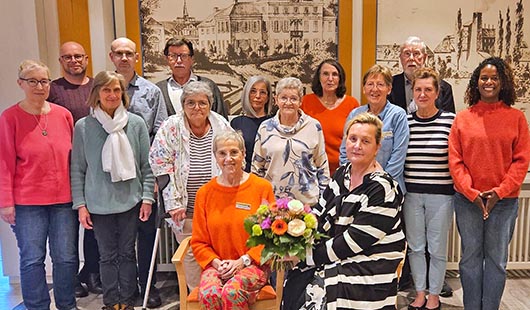 Mathilde Horsthemke, Koordinatorin Gesellschaft leben - Vera Höger, Koordinatorin Quartiersbüro Mitte/Styrum; hinten: Ehrenamtliche Mitarbeitende von Gesellschaft leben. Foto: Gesellschaft leben
