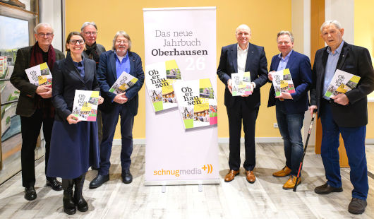 v.l.n.r.: Wilhelm R. Kurze (Literarische Gesellschaft), Anja Merl (connected), Jürgen Schnug (Schnugmedia), Gustav Wentz (Redaktion), Oliver Mebus (Vorstandsvorsitzender der Stadtsparkasse Oberhausen), Oberbürgermeister Thorsten Berg, Friedhelm van den Mo