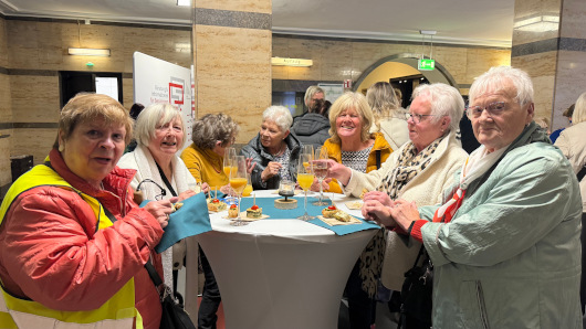Nach dem offiziellen Teil trafen sich die Gäste zum gemütlichen Plausch vor dem Ratssaal. (Foto: Stadt Oberhausen)