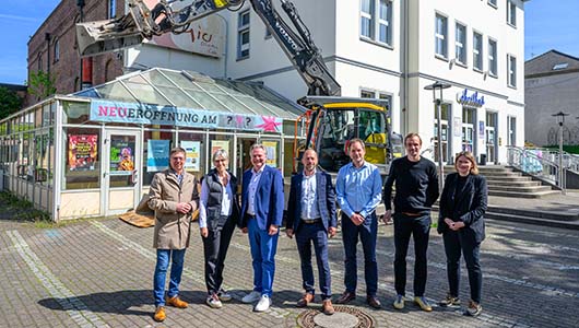 Stellten die neue Gastronomie am Ebertbad vor (v.l.n.r.): Michael Jehn, Beigeordnerter für Bürgerservice, öffentliche Ordnung, Personal und IT, Tatjana Stehr, Aufsichtsratsvorsitzende GVO, Oberbürgermeister Thorsten Berg, Dominik Erbelding, Geschäftsführe