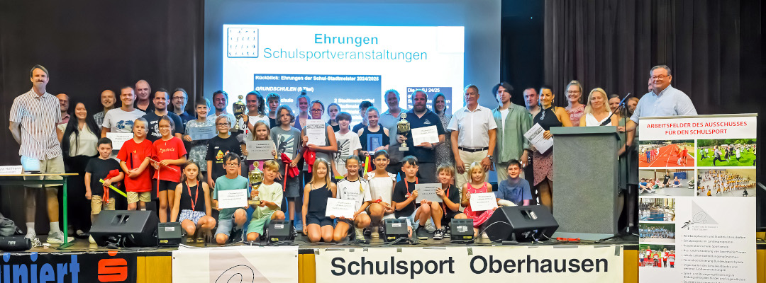 die erfolgreichen Aktiven des Schulwaldlaufes und Schulstadtmeister mit Vertreterinnen und Vertretern aus Verwaltung, Politik, Sport und der Schulen.