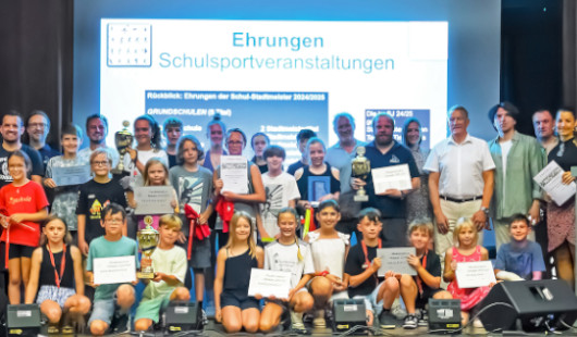 Die erfolgreichen Aktiven des Schulwaldlaufes und Schulstadtmeister mit Vertreterinnen und Vertretern aus Verwaltung, Politik, Sport und der Schulen. (Foto: Stadt Oberhausen / Tom Thöne)