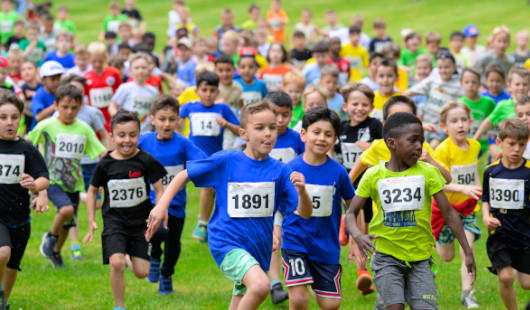 Kinder beim Schulwaldlauf
