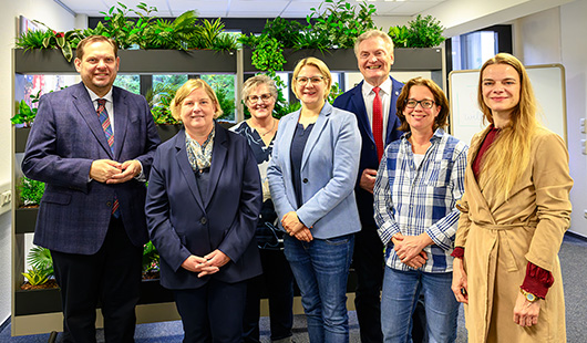 v.l. Oberbürgermeister Daniel Schranz, Claudia Middendorf (Landesbeauftragte), Andrea Kreischer (Bereich Chancengleichheit), Julia Pietrasch (Bereichsleiterin Chancengleichheit), Manfred Flore (Bürgermeister), Svenja Magera (Bereich Chancengleichheit und 