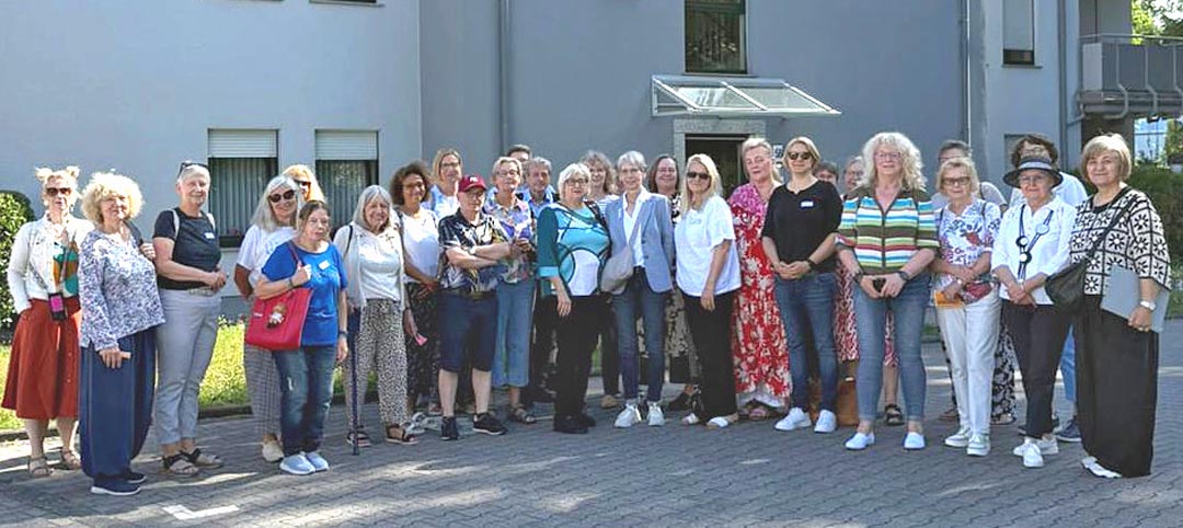 Teilnehmerinnen und Teilnehmer der Bustour vor dem Gebäude Rohlandshof. (Foto: Stadt Oberhausen)