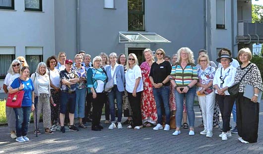 Teilnehmerinnen und Teilnehmer der Bustour vor dem Gebäude Rohlandshof. (Foto: Stadt Oberhausen)